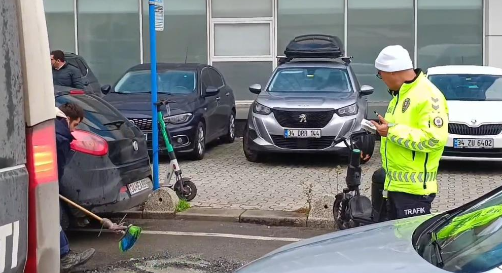 Maltepe’de beton taşıyan mikser, kırmızı ışıkta beklediği sırada yola bir