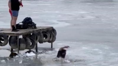 Bursa’da Uludağ’ın eteklerindeki buz tutan Gököz Göleti’nde fotoğraf çektirmek isteyen