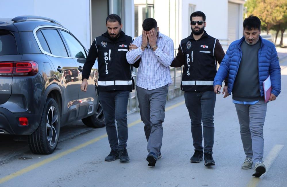 Sahte polis, kendisini durduran polislere “Hayırdır devrem” diyerek yakalandı Adana’da kendisini polis ve MİT mensubu olarak tanıttığı belirlenen şüpheli,