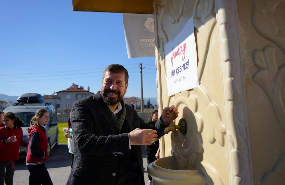 Sındırgı’da, Miraç Kandili dolayısıyla öğrencilere süt çeşmesinden süt ikram edildi.Süt