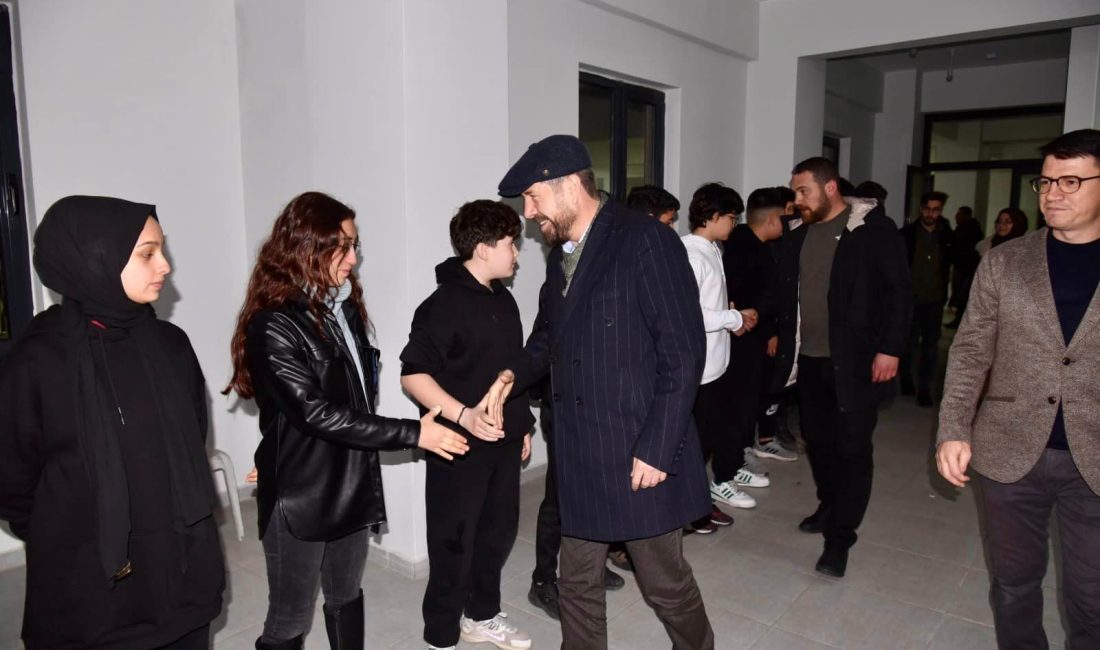 Sındırgı’da ata sporları yeni nesillere aktarılıyor Sındırgı Belediye Başkanı Ekrem Yavaş, ata sporları ile ilgilenen gençler
