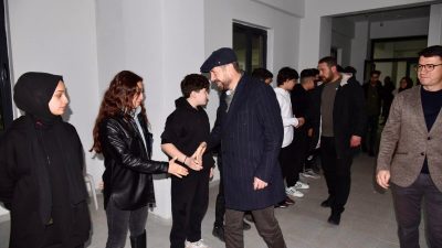 Sındırgı Belediye Başkanı Ekrem Yavaş, ata sporları ile ilgilenen gençler