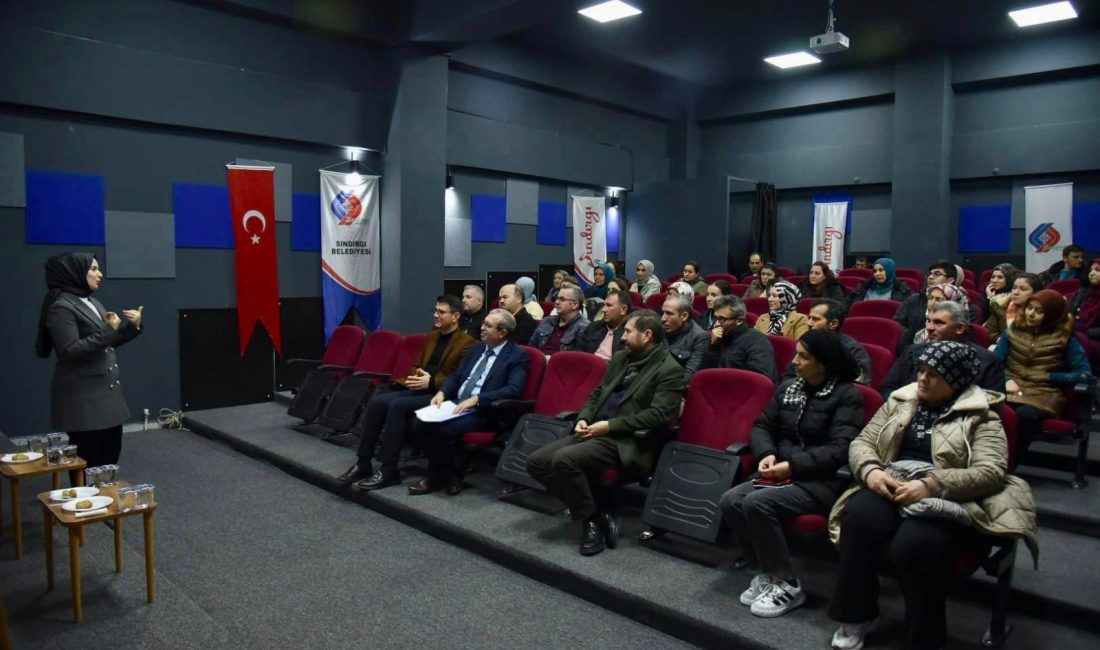 Sındırgı’da eğitim için toplantı Sındırgı’da eğitimin iyileştirilmesi için düzenlenen Okul Aile Birliği toplantısında veliler