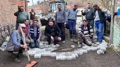 Sındırgı Belediye Başkanı Ekrem Yavaş, Kertil Mahallesi’nde devam eden parke