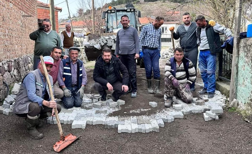 Sındırgı’da parke çalışmaları sürüyor Sındırgı Belediye Başkanı Ekrem Yavaş, Kertil Mahallesi’nde devam eden parke