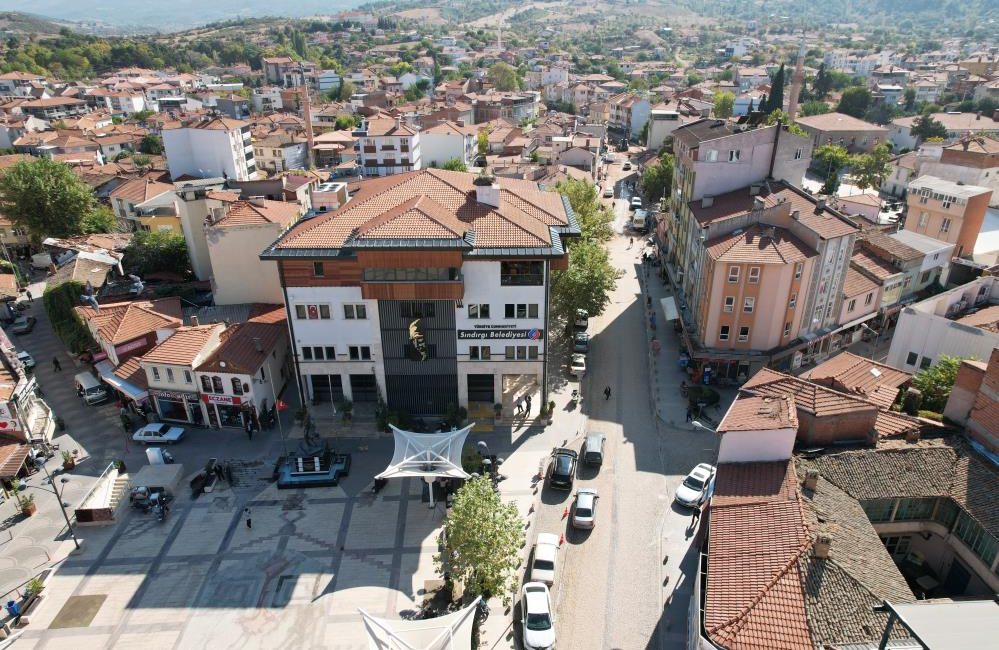 Sındırgı’da yatırımlar nüfusu arttırdı Sındırgı Belediyesi’nin 2004 yılında hazırladığı stratejik planların yanı sıra ilçede