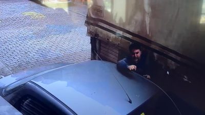 Kağıthane’de sürücüsünün el frenini çekmeyi unuttuğu kamyonet, kayarak 6 araca