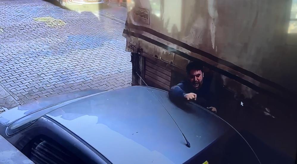 Şoför kamyonetiyle otomobil arasında sıkıştı Kağıthane’de sürücüsünün el frenini çekmeyi unuttuğu kamyonet, kayarak 6 araca