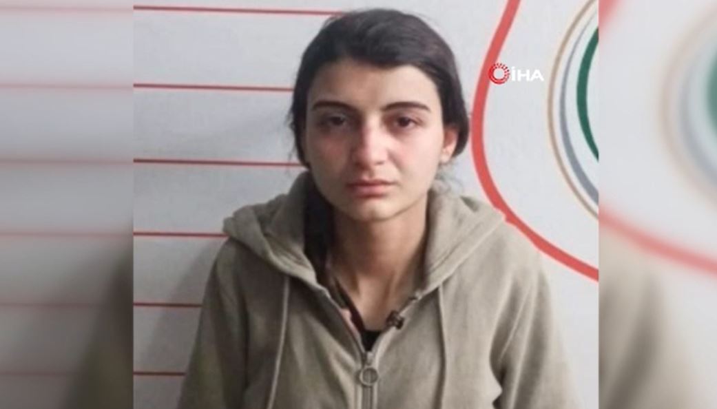 Suriye’den Türkiye’ye sızmaya çalışan PKK’lı kadın terörist yakalandı Suriye’den Türkiye’ye sızmaya çalışan PKK’lı kadın terörist yakalandı. PKK/KCK-PYD/YPG içerisinde