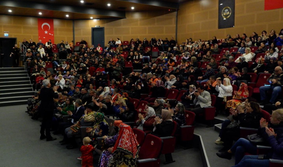 Susurluk’ta Yörük ve Türkmen türküleri rüzgarı esti Susurluk’ta düzenlenen Türk Halk Müziği konserinde, Yörük ve Türkmen şarkıları