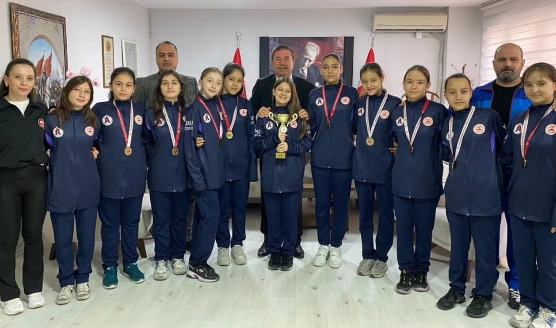 Susurluk’u gururlandıran öğrencilerden Akoğlan’a ziyaret Susurluk İlçe Milli Eğitim Müdürü, grup birincisi olarak ilk 32