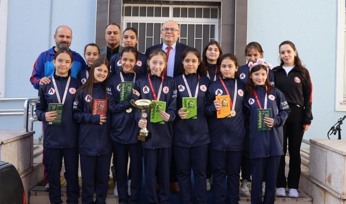 Susurluk’un başarılı takımına Kaymakam’dan hediye Susurluk Şehit Erbil Arslan Ortaokulu Kız Voleybol takımı Susurluk Kaymakamı