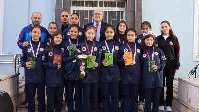 Susurluk Şehit Erbil Arslan Ortaokulu Kız Voleybol takımı Susurluk Kaymakamı