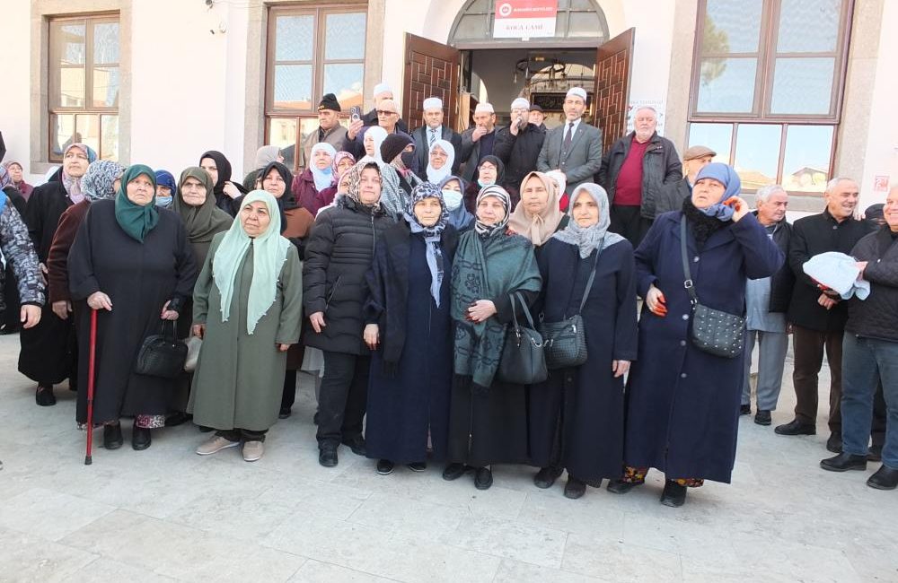 Balıkesir’in Burhaniye ilçesinde, umre için kutsal topraklara gitmeye hazırlanan vatandaşlar