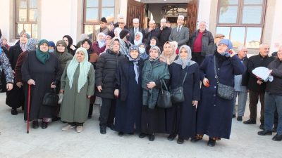 Balıkesir’in Burhaniye ilçesinde, umre için kutsal topraklara gitmeye hazırlanan vatandaşlar