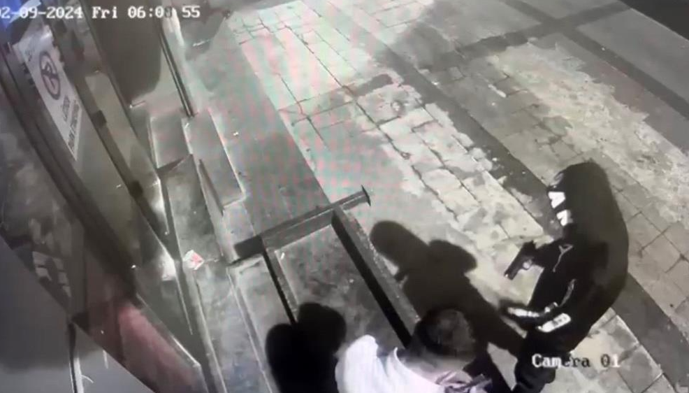 Taksim’de sokakta dolaşan alkollü 3 şahıstan biri, işyerine silahla kurşun