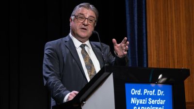 Temiz enerji konusundaki çalışmalarıyla öne çıkan, plastik organik güneş pilleri