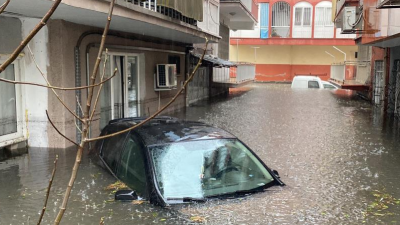 Meteoroloji Genel Müdürlüğünün dün turuncu kodla uyardığı Antalya adeta felaket