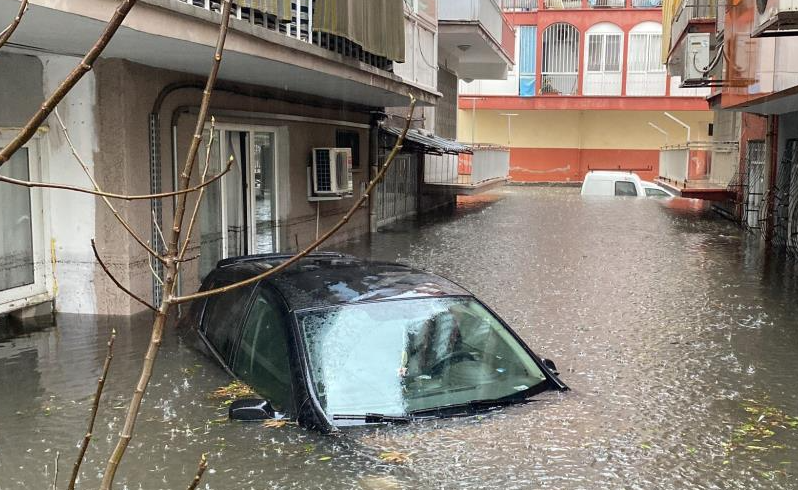 Meteoroloji Genel Müdürlüğünün dün turuncu kodla uyardığı Antalya adeta felaket