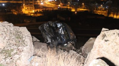 Kayseri’nin Kocasinan ilçesinde uçurumdan yuvarlanan hafif ticari araç, kayalıklarda asılı