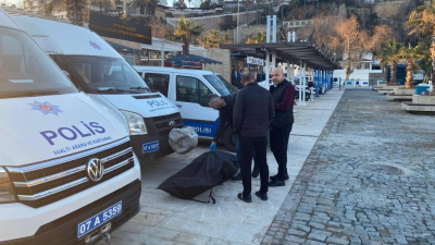 Antalya’nın Konyaaltı sahilinde deniz yüzeyinde bir erkek cesedi bulundu.Olay, saat