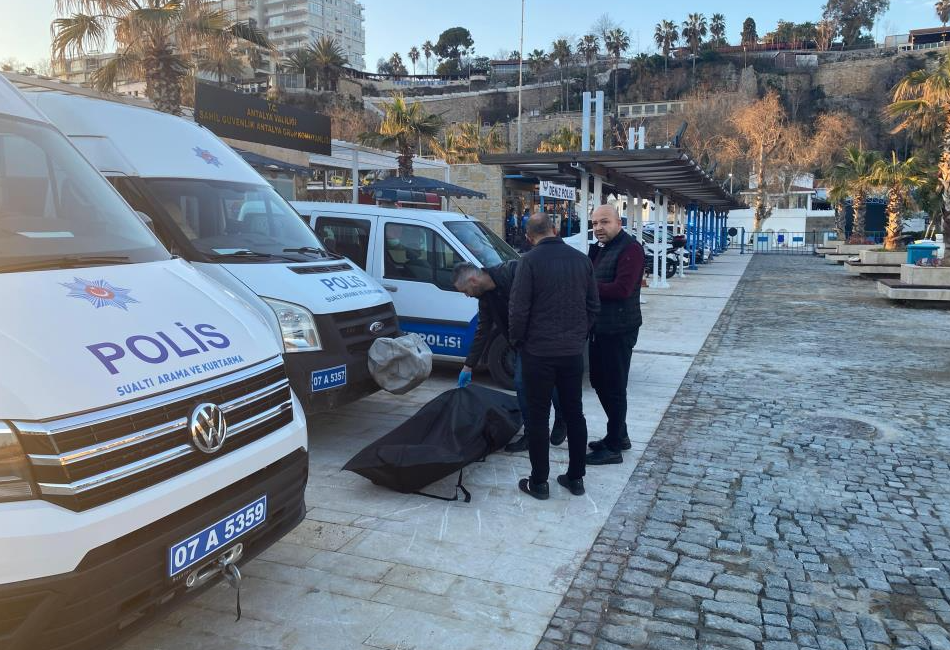 Antalya’nın Konyaaltı sahilinde deniz yüzeyinde bir erkek cesedi bulundu.Olay, saat