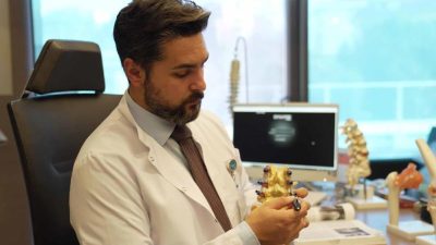 Ortopedi ve Tramvatoloji Uzmanı Doç. Dr. Tuna Pehlivanoğlu, çocuk hastalar
