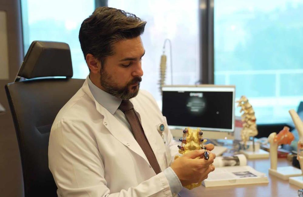 Uzman isim, skolyoz hastası çocuklar için umut olan tedaviyi anlattı Ortopedi ve Tramvatoloji Uzmanı Doç. Dr. Tuna Pehlivanoğlu, çocuk hastalar