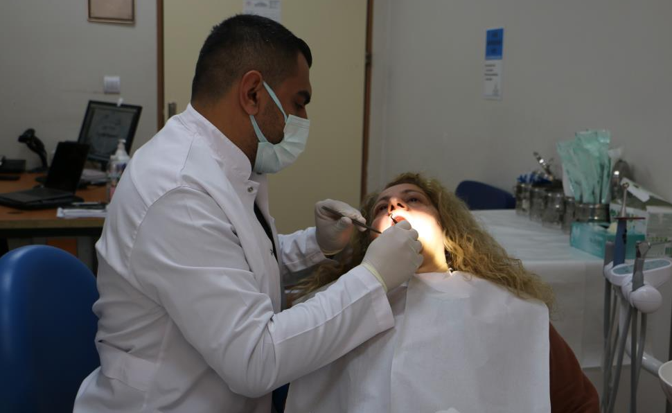 Protetik Diş Tedavisi Uzmanı Seçkin Gül, implant yaptıran hastalara, “Ağız