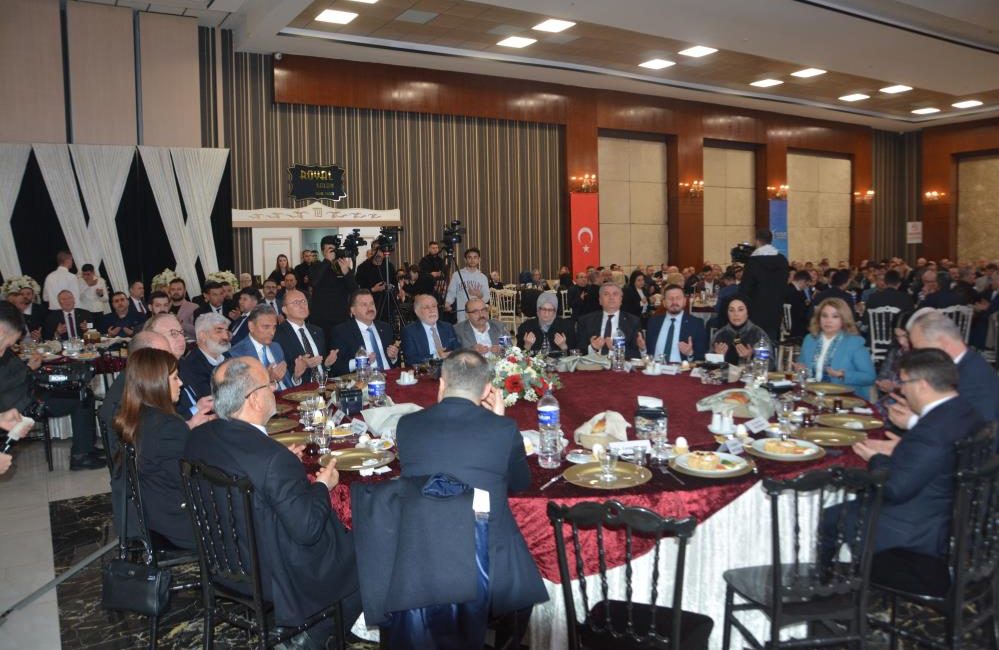 Vuslat Platformundan Balıkesir’de ‘Yerelden Genele Hizmet Anlayışımız’ konferansı Uluslararası Vuslat Platformu, Ufuktaki Yeni Türkiye 3. Balıkesir buluşması programı