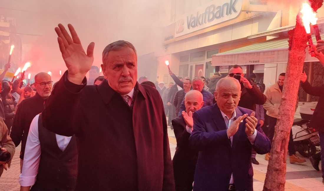 Öztaylan’dan CHP’ye mesaj: “Kim gelirse gelsin” AK Parti Bandırma Belediye Başkan Adayı Cemal Öztaylan, ilçe teşkilatında