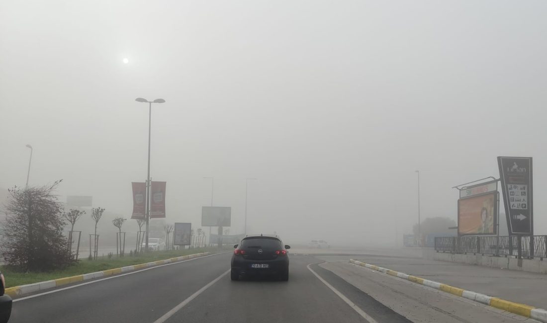 Bandırma’da yoğun sis etkili oldu Bandırma ve çevresinde sabah saatlerinde etkisini gösteren sis nedeniyle trafikte