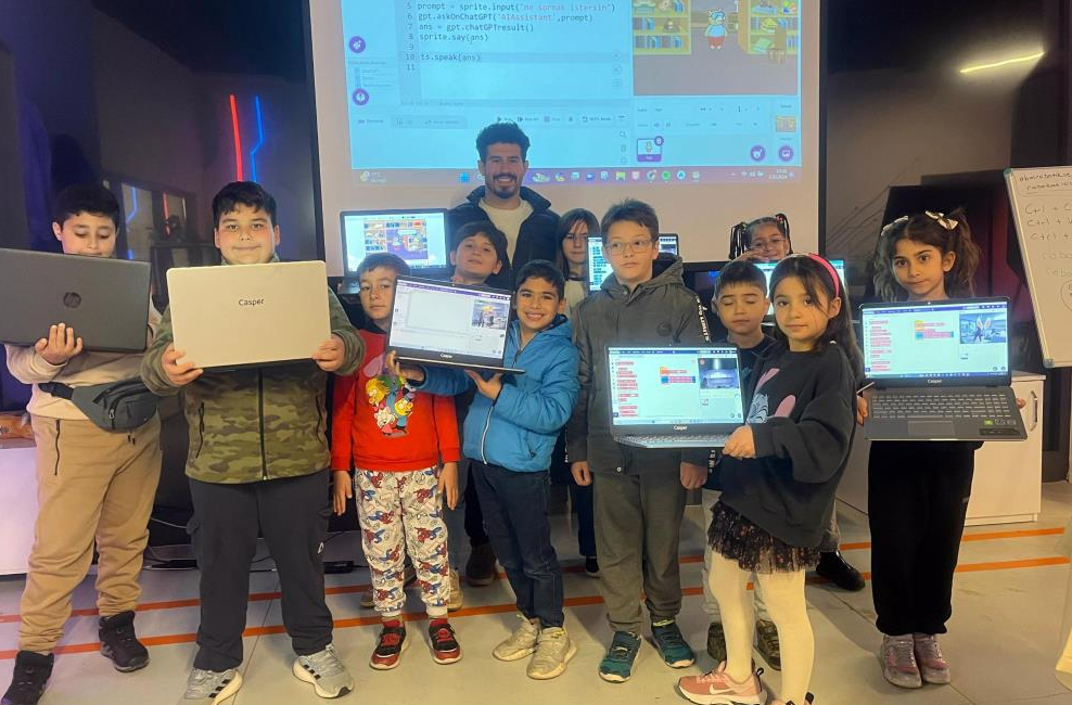 Antalya Bilim Merkezi’nin robotik kodlama atölyesini tercih eden öğrenciler, çeşitli