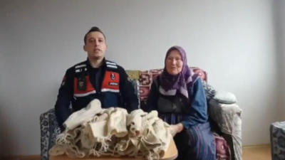 Bolu’nun Kıbrıscık ilçesinde 75 yaşındaki Gülnaz Tarhan, keçi kılından ördüğü