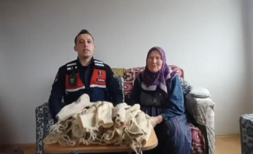 Bolu’nun Kıbrıscık ilçesinde 75 yaşındaki Gülnaz Tarhan, keçi kılından ördüğü