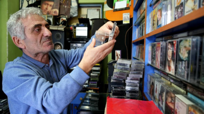 Kocaeli’nin Gölcük ilçesinde 40 yıldır plak ve kaset satan Ahmet
