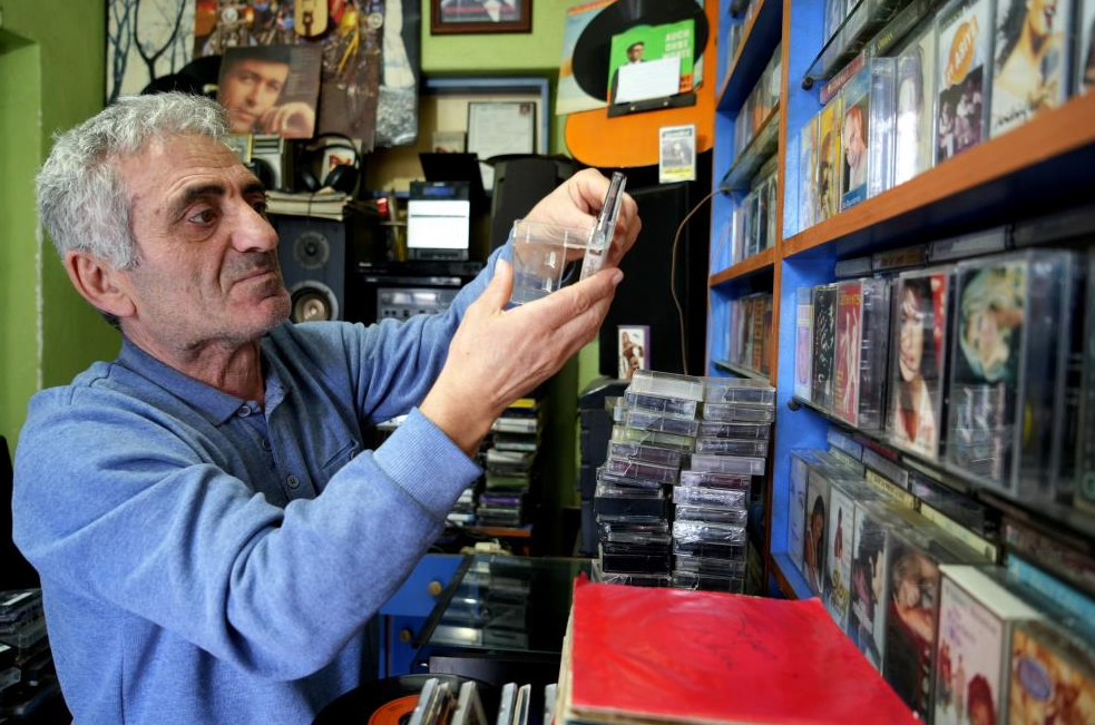 Kocaeli’nin Gölcük ilçesinde 40 yıldır plak ve kaset satan Ahmet
