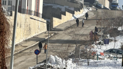 Hakkari’nin Yüksekova ilçesinde meydana gelen 4.4 büyüklüğünde deprem korkuturken vatandaşlar