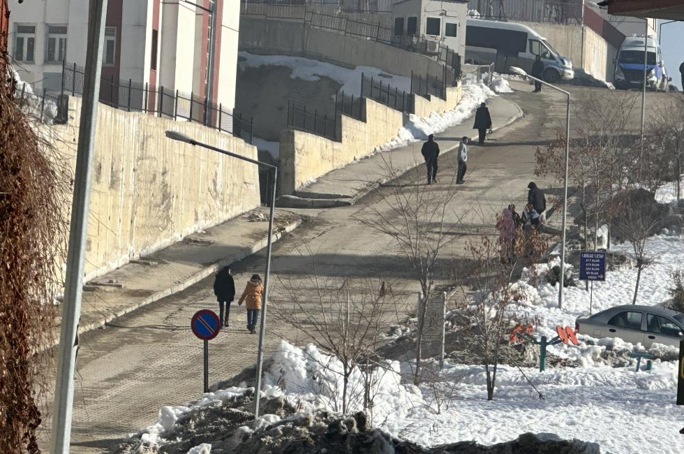 Hakkari’nin Yüksekova ilçesinde meydana gelen 4.4 büyüklüğünde deprem korkuturken vatandaşlar