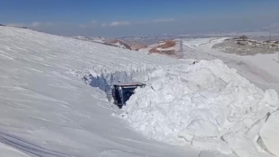 Hakkari’nin Yüksekova ilçesinde 5 metreyi aşan karda yapılan çalışma sonucu