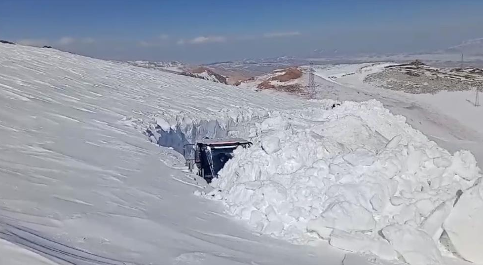 Hakkari’nin Yüksekova ilçesinde 5 metreyi aşan karda yapılan çalışma sonucu