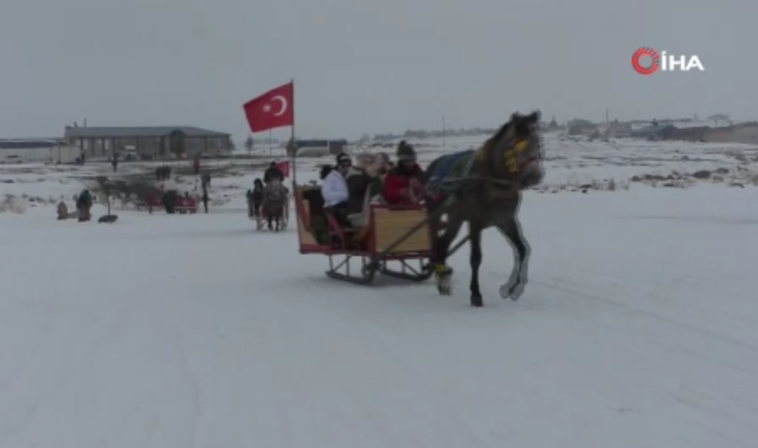 Kars’a gelen vatandaşların yüzeyi tamamen buzla kaplı Çıldır Gölü’nde atlı