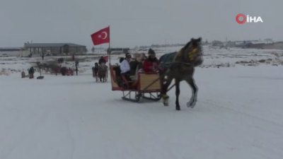 Kars’a gelen vatandaşların yüzeyi tamamen buzla kaplı Çıldır Gölü’nde atlı