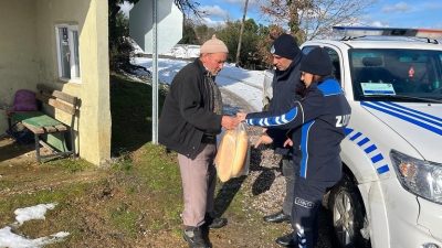 Balya’da yoğun kar yağışı sebebiyle evinden çıkamayan vatandaşlara zabıta ekipleri