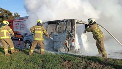 Bandırma’da, Bandırma Belediyesi’ne ait araçta seyir halindeyken yangın çıktı.Bursa-Çanakkale Yolu’nda