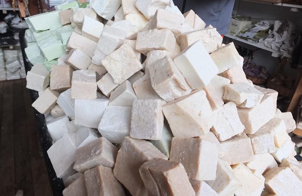 Türkiye’nin önemli zeytin üretim merkezlerinden Balıkesir’in Burhaniye ilçesinde üretilen zeytinyağı
