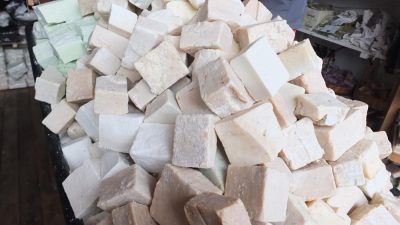 Türkiye’nin önemli zeytin üretim merkezlerinden Balıkesir’in Burhaniye ilçesinde üretilen zeytinyağı