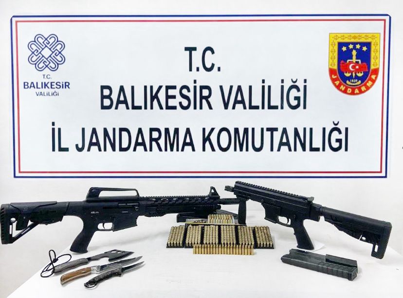 Ayvalık ve Edremit’te yasa dışı silah operasyonu Balıkesir İl Jandarma Komutanlığı tarafından yapılan operasyonda silah imal ve