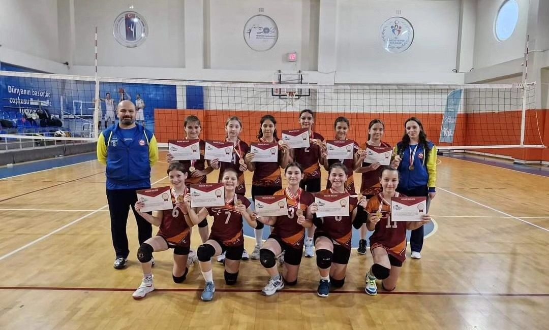 Susurluk’un voleybol takımı en iyiler arasında Susurluk Şehit Erbil Arslan Ortaokulu Kız Voleybol takımı İzmir grup