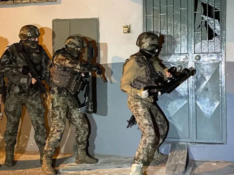 Balıkesir’deki ‘KAFES 34’ Operasyonlarında organize suç örgütü çökertildi İçişleri Bakanı Ali Yerlikaya, Balıkesir’de gerçekleştirilen ‘KAFES-34’ Operasyonlarında elebaşılığını Gökhan